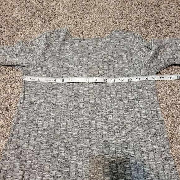 Free Kisses Woman's Gray 3/4 sleeve Pullover Business Casual Vneck Blouse sz S - Picture 9 of 11